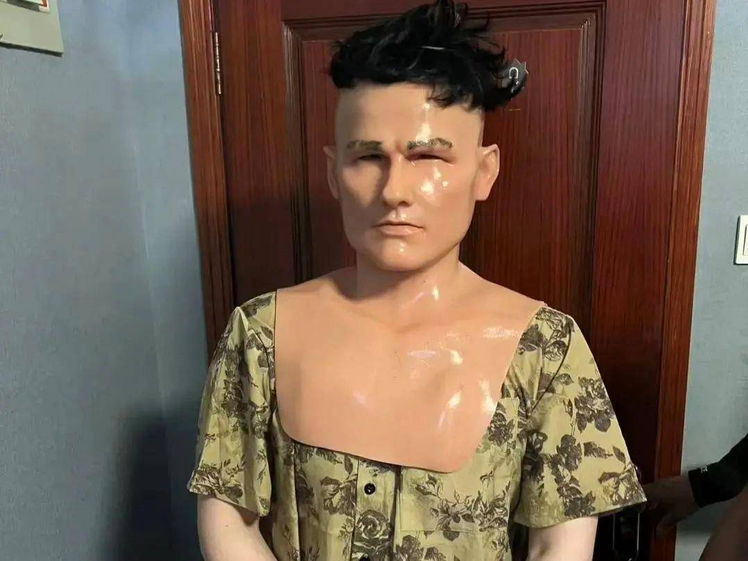 “變臉”大盜落網(wǎng)<strong></p>
<p>硅膠</strong>！硅膠面具難逃法眼:硅膠